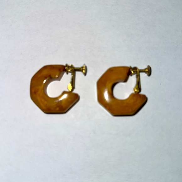 Vintage US Patent Number 3.176.475 Gold Tone Amber Screw Back Hoop Earrings - Picture 2 of 16